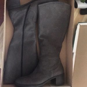 Pail green grey boots